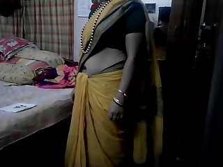 Desi tamil Fond of aunty exposing umbilicus in saree in audio3